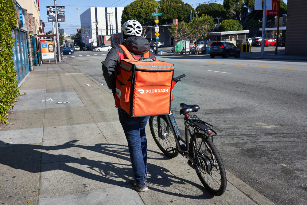 Odrodzenie usług dostawczych? Doordash zyskuje dzięki dwóm nowym przejęciom