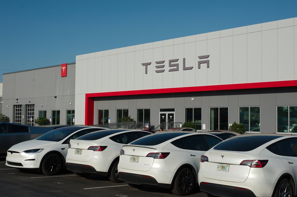 Najväčší pád v histórii Tesly, spory s Trumpom a neistá budúcnosť elektromobility