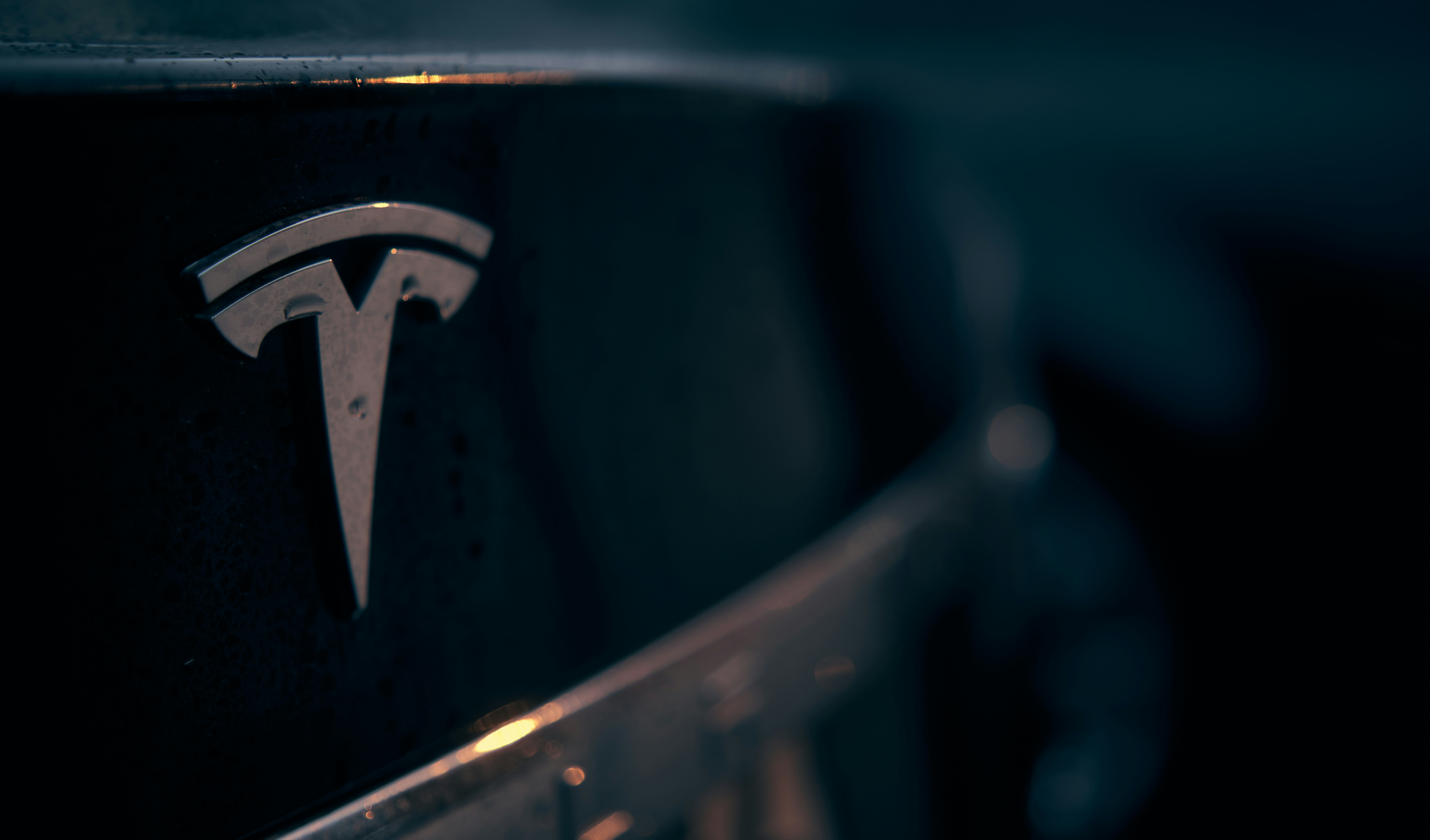 Tesla and Its Pitfalls: Shares plummeted, Whole Technology Sector Faces Issues