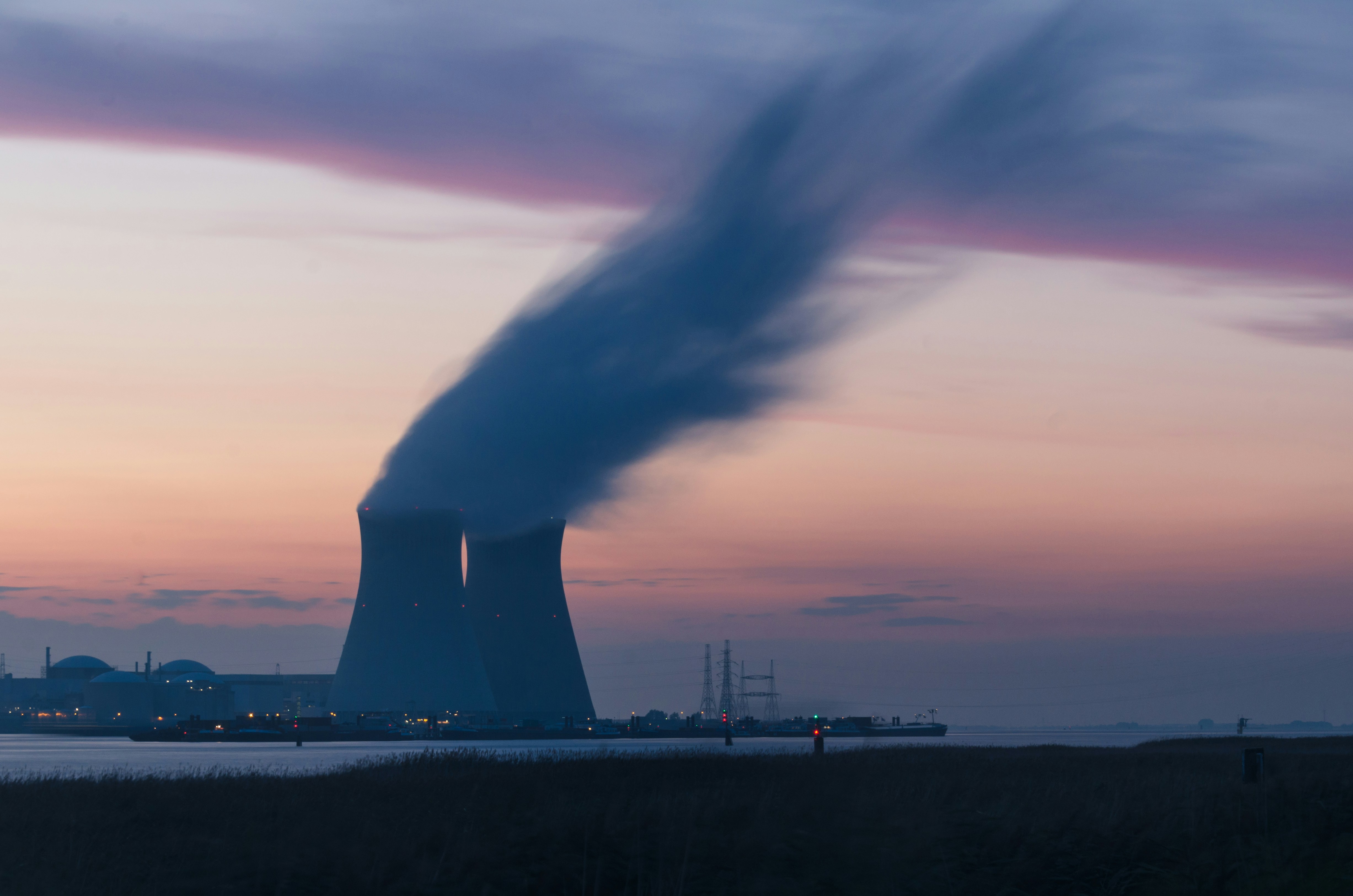 Investície technologických gigantov do jadrovej energie poháňané rastúcim dopytom po dátových centrách pre AI